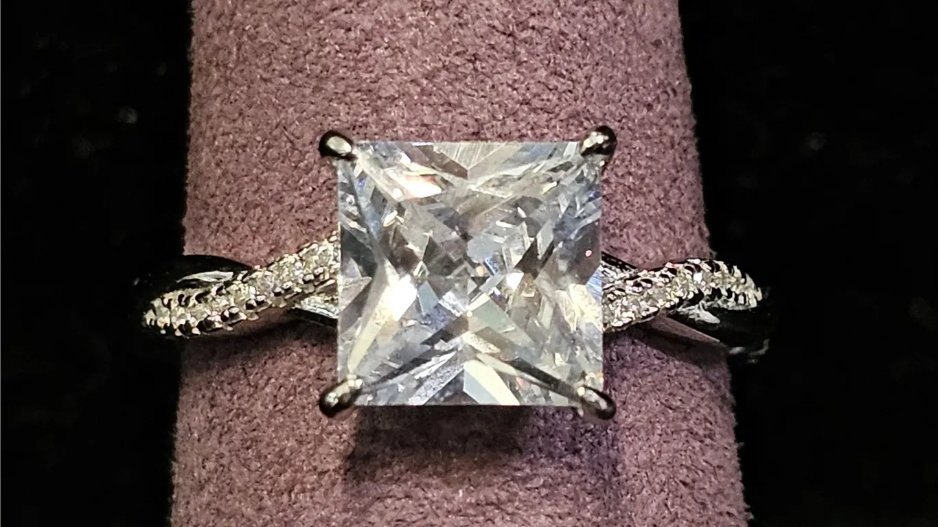 *NEW* .925 SILVER 2.5CT PRINCESS CUT SIMULATED DIAMOND (CZ) TWIST RING: SIZE 7