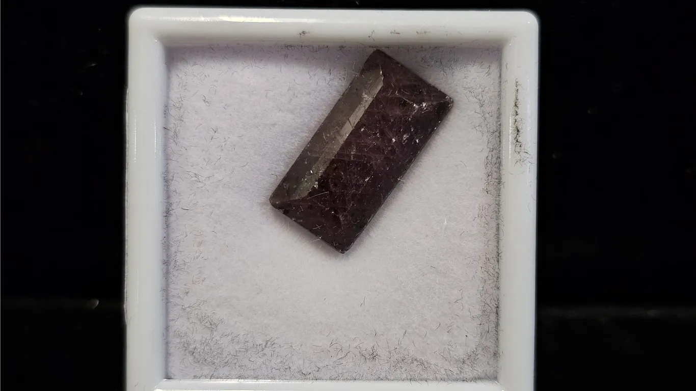 17.4CT EMERALD CUT UNTREATED NATURAL RUBY: 9.8MM X 19.5MM
