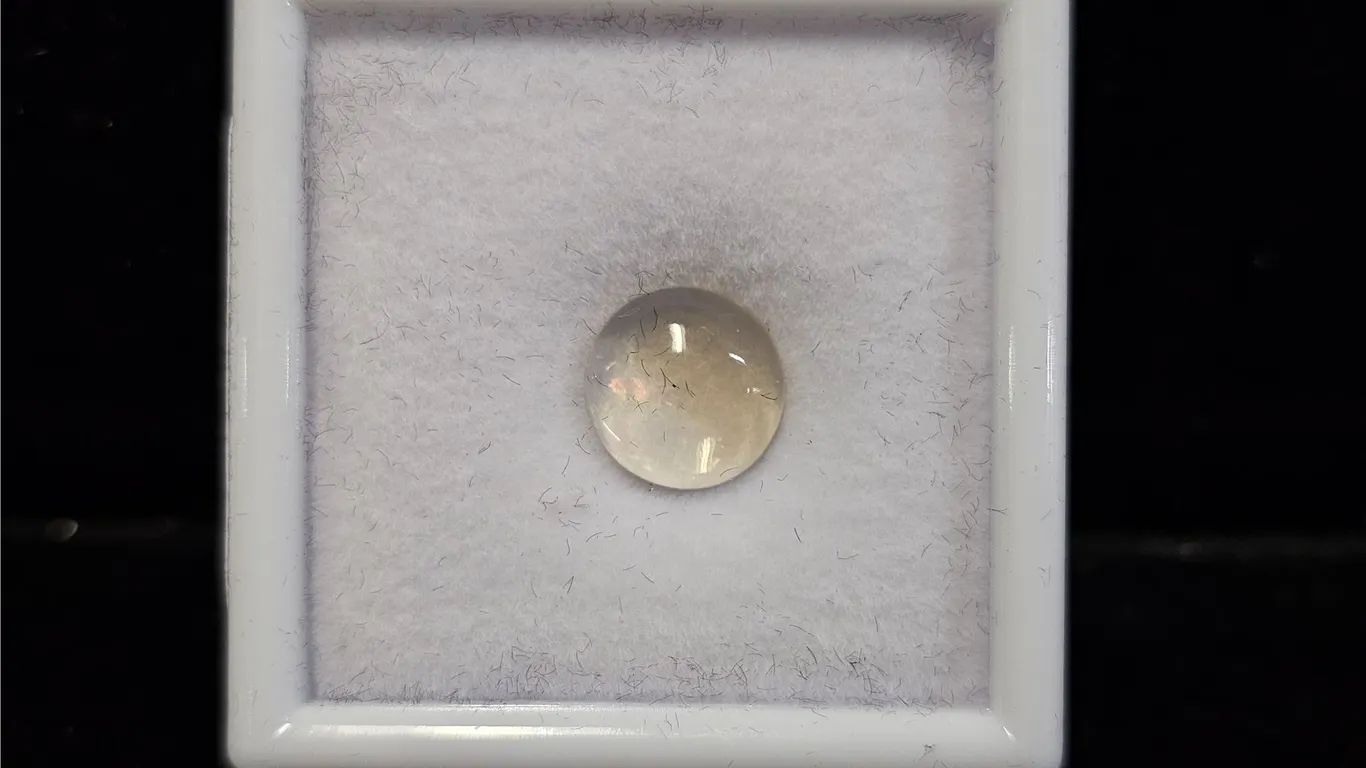 2.6CT UNTREATED NATURAL ROUND CABOCHON WHITE FIRE OPAL: 10.1MM X 10.1MM