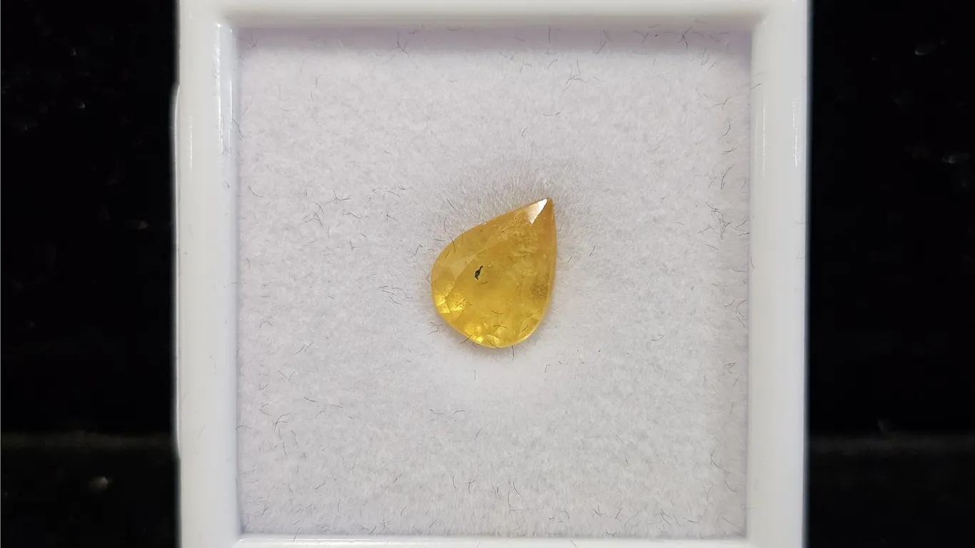 3.7CT PEAR CUT UNTREATED NATURAL YELLOW SAPPHIRE: 8MM X 10.6MM