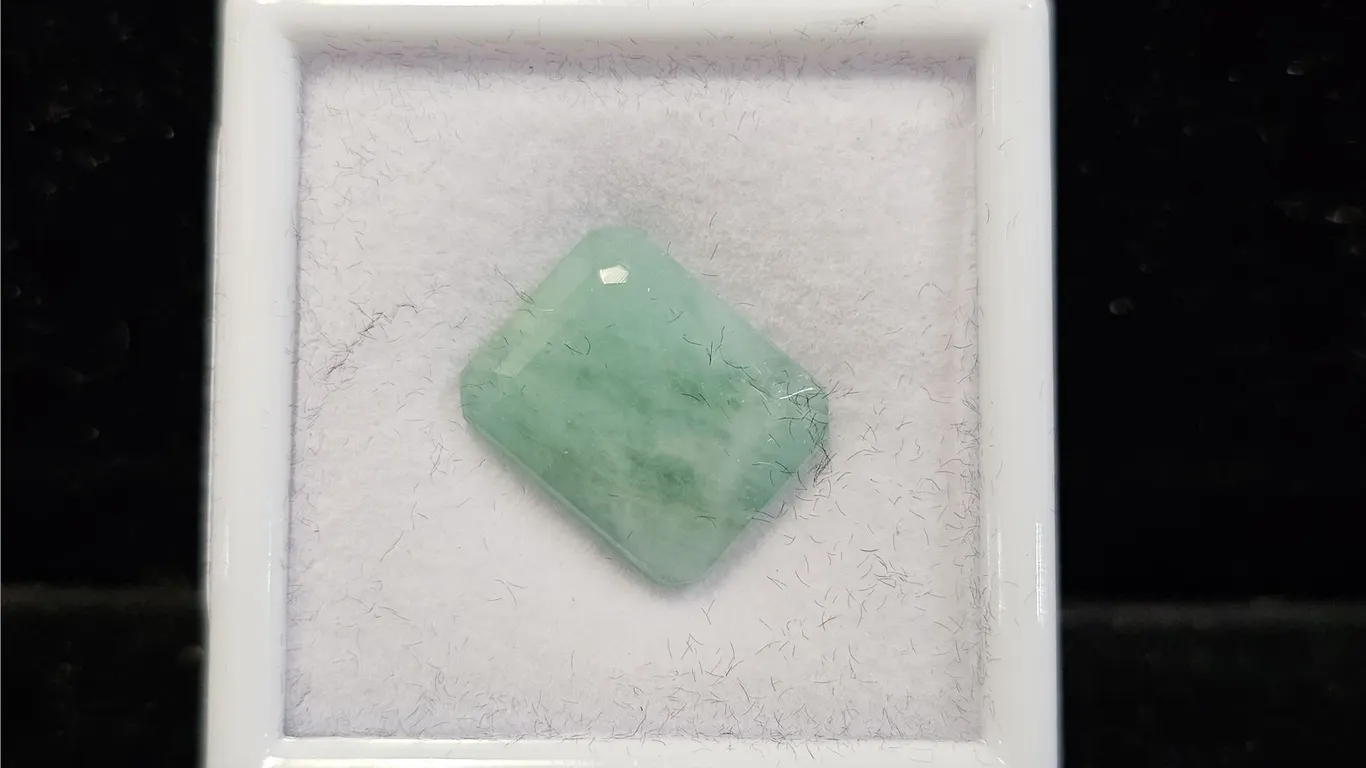 15CT EMERALD CUT UNTREATED NATURAL EMERALD: 12.8MM X 15.7MM