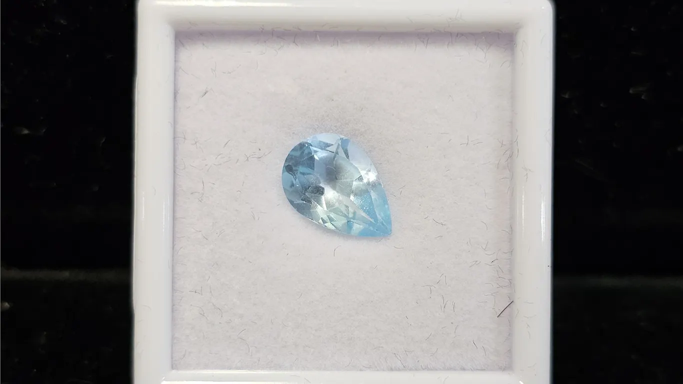 4.6CT PEAR CUT UNTREATED NATURAL SWISS BLUE TOPAZ: 8.9MM X 12.8MM