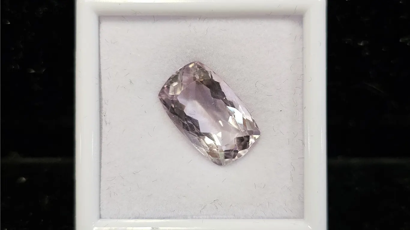 11.1CT EMERALD CUT UNTREATED NATURAL PINK AMETHYST: 11.1MM X 18MM