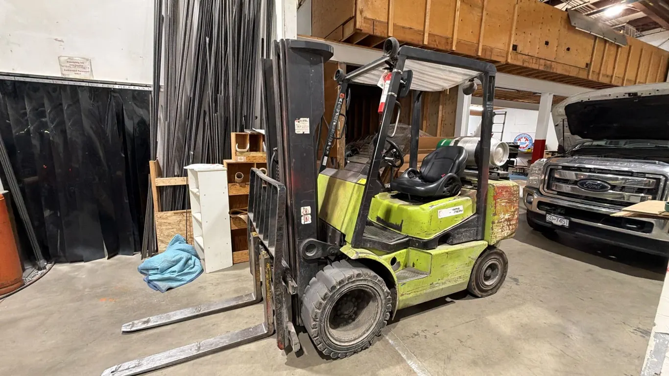 CLARK CGP30, FORKLIFT, GREEN, VIN NIL,