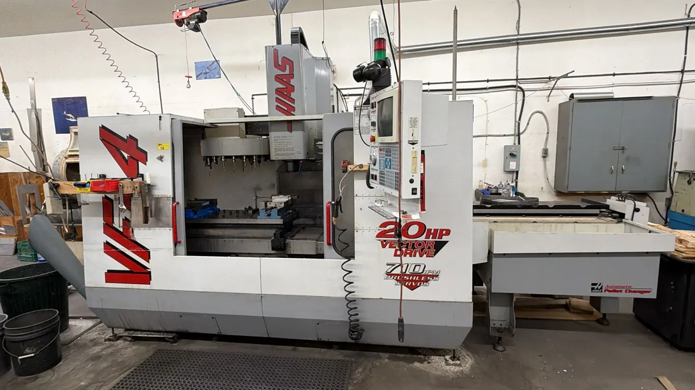 HAAS VF-4 40-TAPER VERTICAL MILL WITH HAAS AUTOMATIC PALLET CHANGER, INSTALLED BITS, KURT VISE, GS