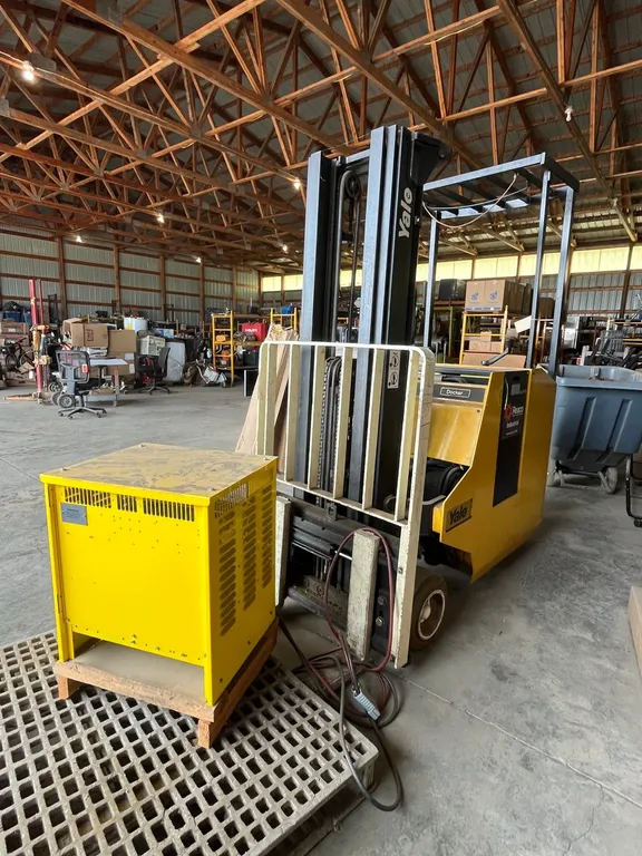 Yale Electric Docker Forklift With Battery Charger