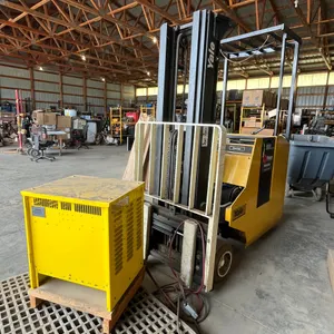 Yale Electric Docker Forklift With Battery Charger