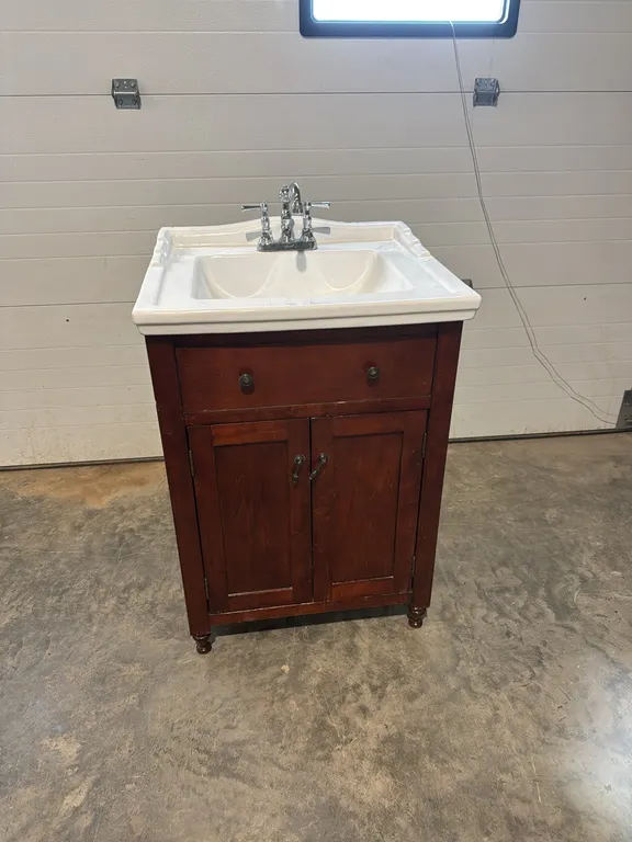 Bathroom vanity woth porcelain sink