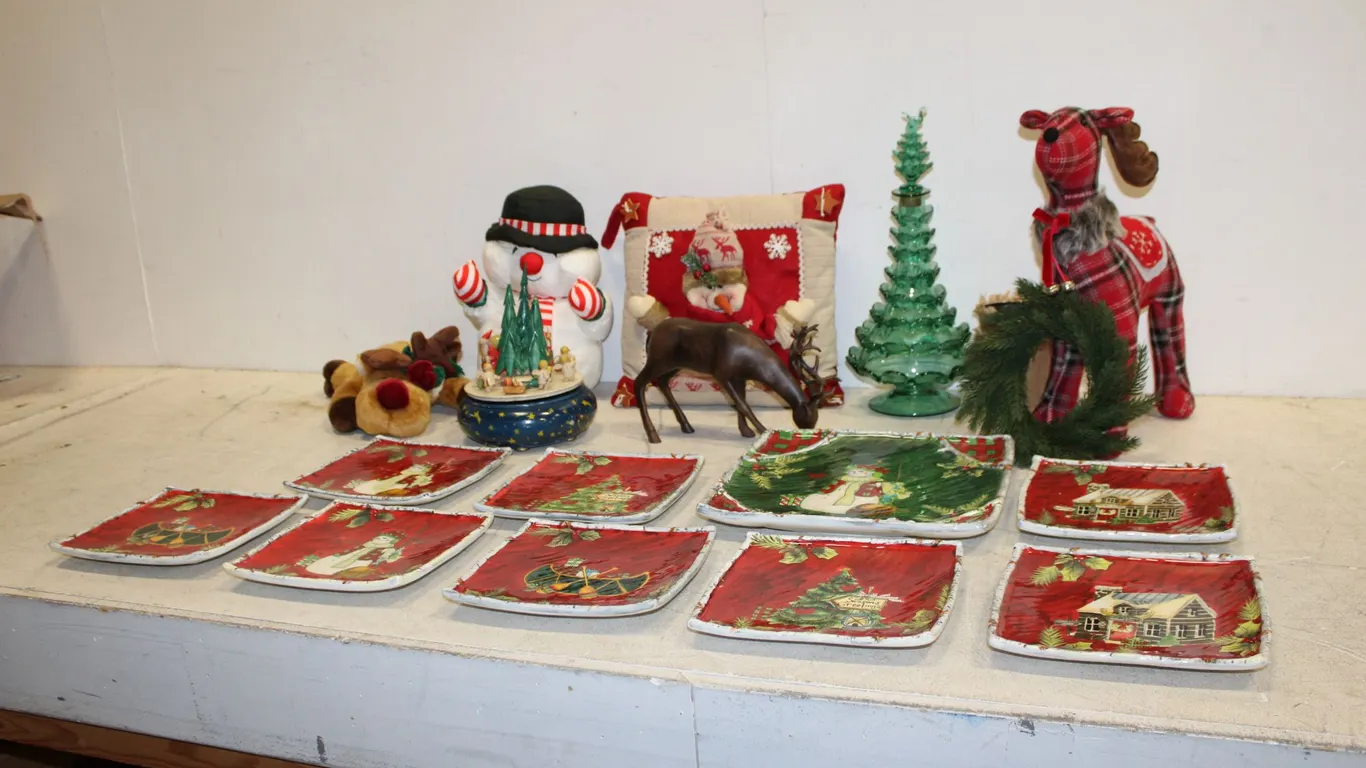 Christmas Décor & Dishware