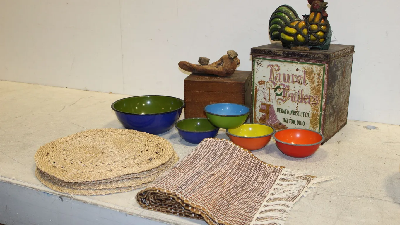 Laurel Butters Tin & Décor