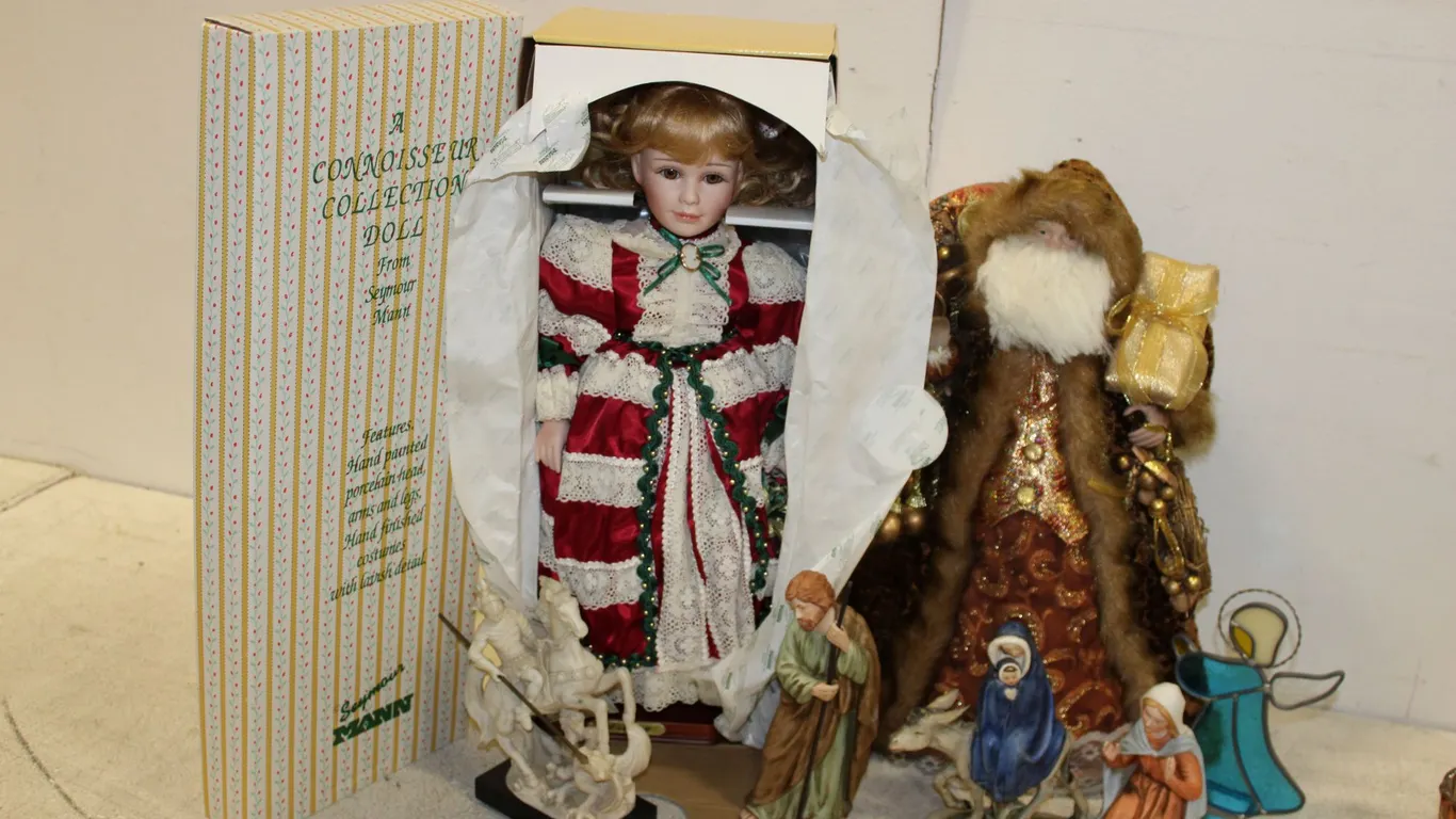 Doll & Nativity Décor