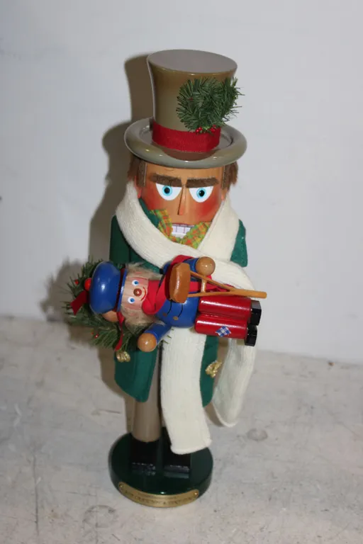 A Christmas Carol Bob Cratchit & Tiny Tim Nutcracker