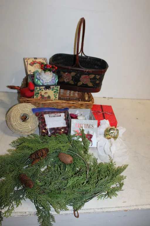 Christmas Décor & Baskets