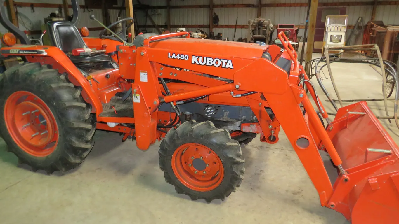 Kubota L2900 GST Utility Tractor