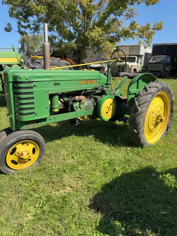 JD H tractor with nfe. (Styled)