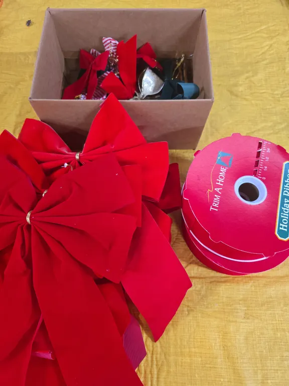 Red Holiday Bows & Seasonal Decor