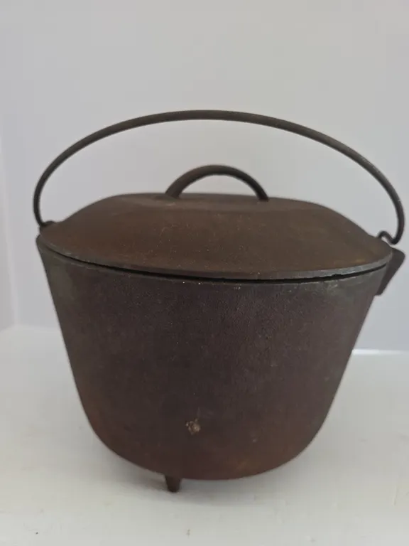 Vintage Cast Iron Kettle / Bean Pot with Lid