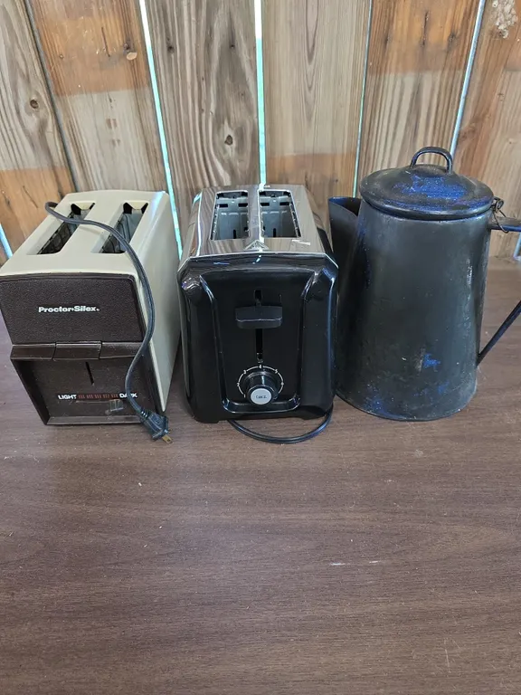 2 Toasters and Kettle Small Kitchen Appliances Lot