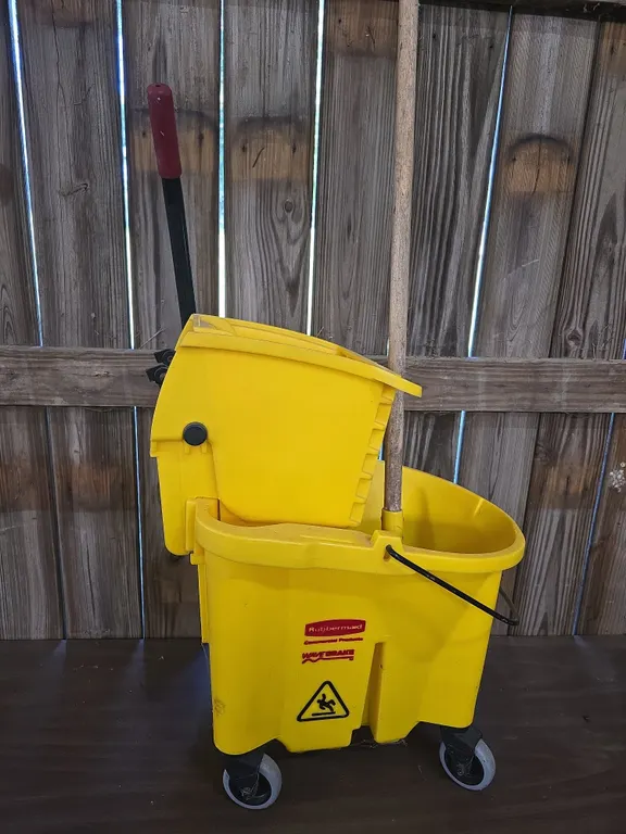 Rubbermaid Commercial Mop Bucket with Wringer