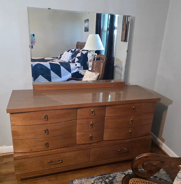 Bassett Furniture Mid Century Modern Bow Front 11 Drawer Dresser with Mirror Beautiful