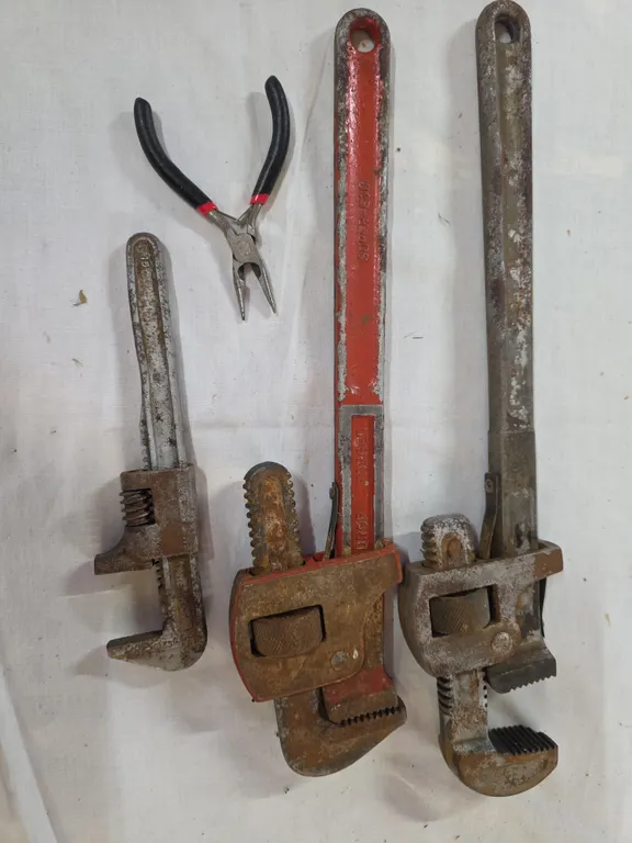 Large Pipe Wrenches & Pliers