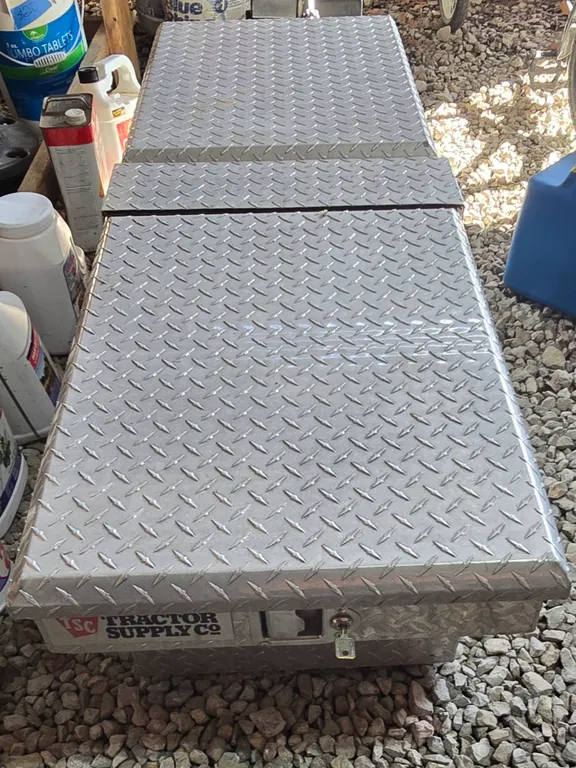 Tractor Supply Co Aluminum Diamond Plate Truck Tool Box Chest Locking Lid