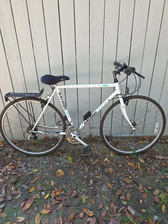 Raleigh USA Technium Road Bike White Aluminum Steel Hybrid Royalgel Saddle Rack