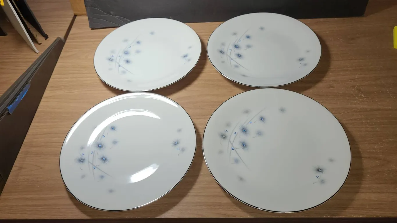 Harmony House Starflower 3502 Japan 4 Dinner Plates