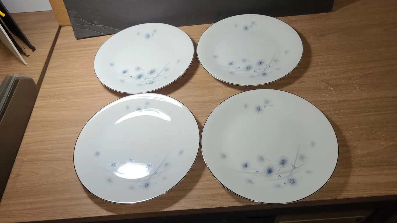 Harmony House Starflower 3502 China Plates Set of 4
