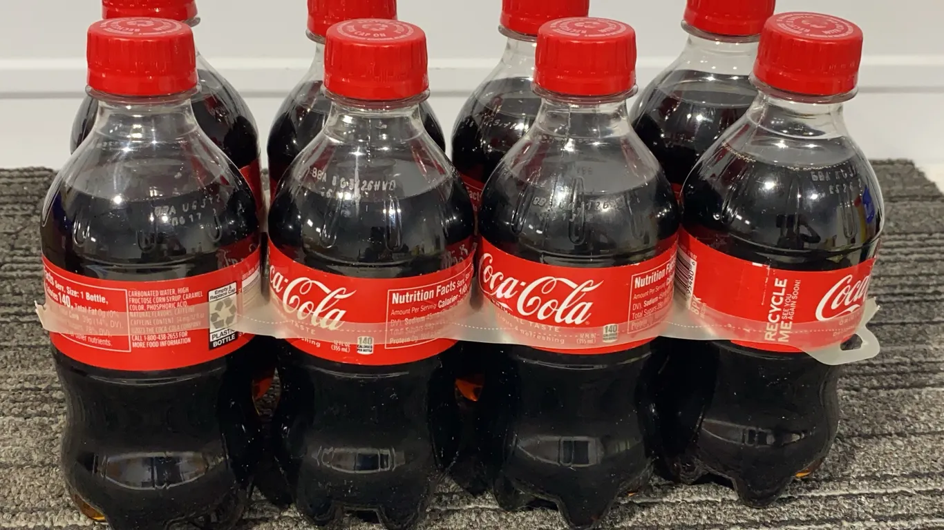 *NEW* Coca-Cola Original Taste Soda, 12 Fl Oz/8 Ct - Best By: 6/2026