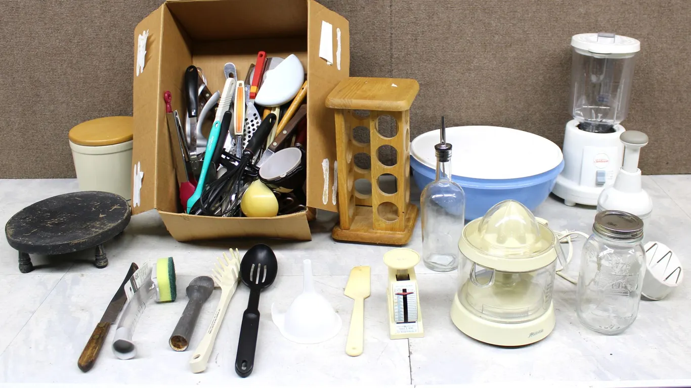 Kitchen Utensils, House & Home Juicer, Canister