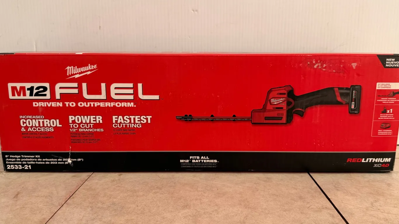 2533-21 M12 FUEL™ 8" Hedge Trimmer Kit M12 XC 4.0 battery and charger included