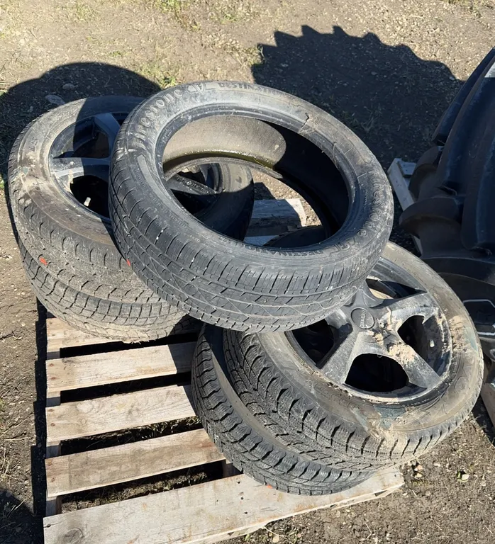 4 TOYO winter tires 215/60R17 tires on rims - with spare 235/50R18 came off a 2017 Ford Escape