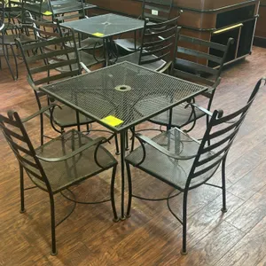 30” Metal table with (4) chairs