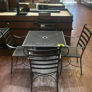30” Metal table with (4) chairs