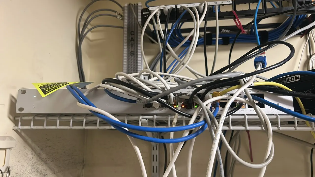 Cisco Meraki MS130-24P-HW cloud-managed Gigabit PoE+ network switch. Features 24 Gigabit Ethernet ports and integrated rackmount brackets. Electrical:
