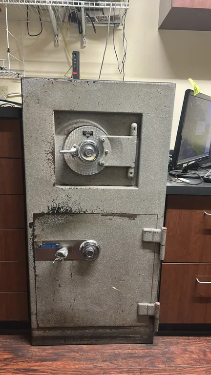 Gary Safe Co. commercial combination safe. Features dual-compartment construction with upper round money chest door and combination dial, and lower co