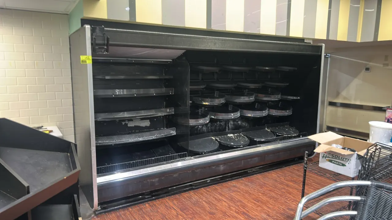 Hussmann D5X-12LE medium-temp multi-tier open display case. Features multi-tier adjustable shelving with acrylic product stops, an interior acrylic di