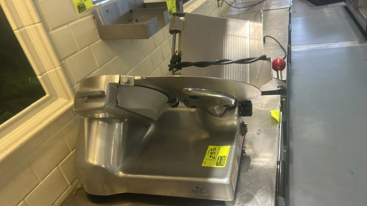 Berkel 909/1 deli meat slicer. Features stainless steel and aluminum construction, gravity-feed carriage, thickness control knob, and product pusher.