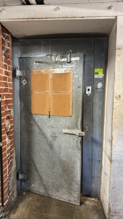 Master-Bilt walk-in cooler. Features galvanized panel construction, hinged entry door with latch, Bohn 2-fan ceiling evaporator coil, and interior lig