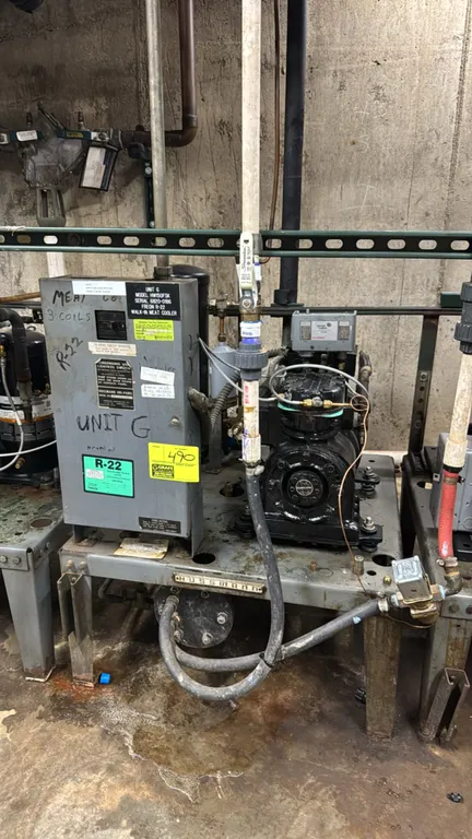 Hussmann HW150FSK medium-temp compressor rack. Features a Copeland LAHA-031E-TAC-800 compressor (S/N: 26B60098R), Hussmann Uni-Panel control box, and