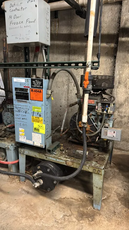 Hussmann HW535RLKU low-temp refrigeration compressor rack. Features a Copeland Copelametic 5 HP semi-hermetic compressor (model MRA2-050A-TFC-800, S/N