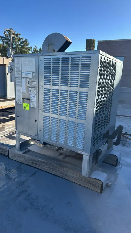 2015 Hussmann HTHZ0350MQKCFA medium-temp rooftop condensing unit. Features Copeland compressor, galvanized steel housing, and weather hood. S/N: 10404