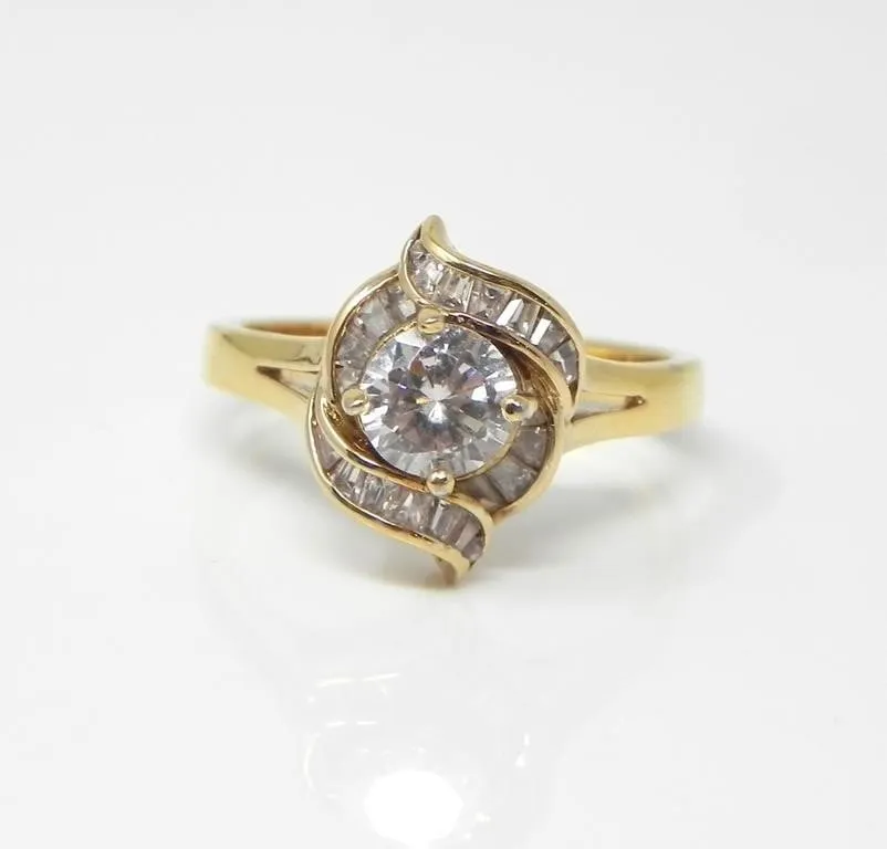 925 SILVER RING W/ WHITE IMITATION STONES 4.09g
