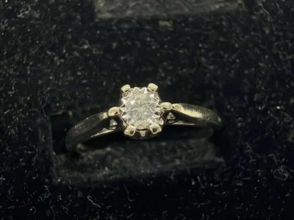 10 kt White Gold White Sapphire Ring Signed
