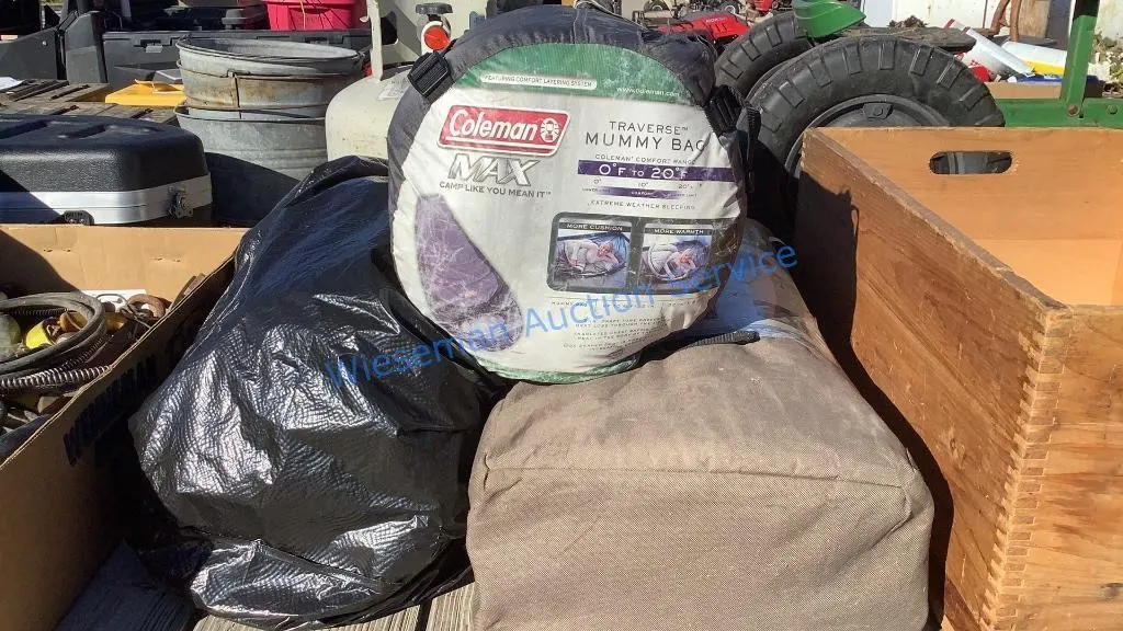 CAMPING LOT - SLEEPING BAGS, AIRBED, PROPANE TANK