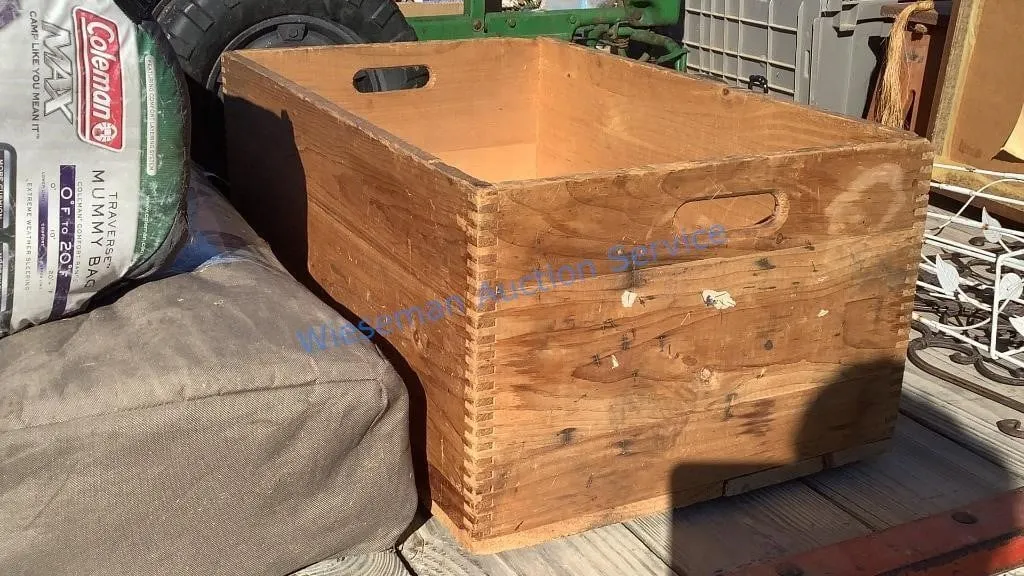 WOODEN DOVETAIL BOX