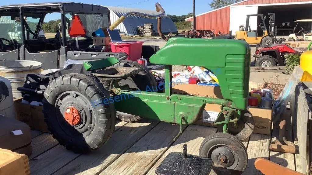 PEDAL TRACTOR