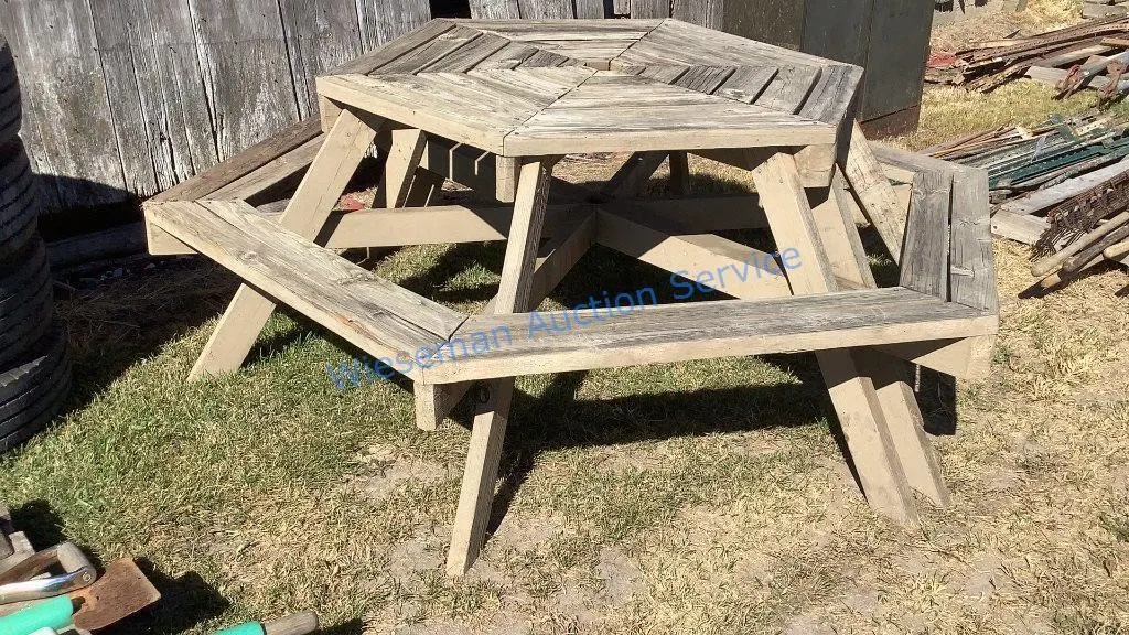 PICNIC TABLE