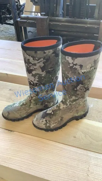 CAMO NEOPRENE MAGELLAN BOOTS - MENS SIZE 7